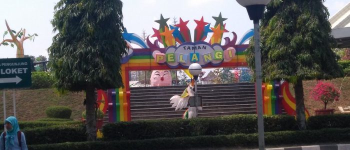 Foto Curvena di Taman Pelangi – Pemandangan Warna-Warni yang Menakjubkan